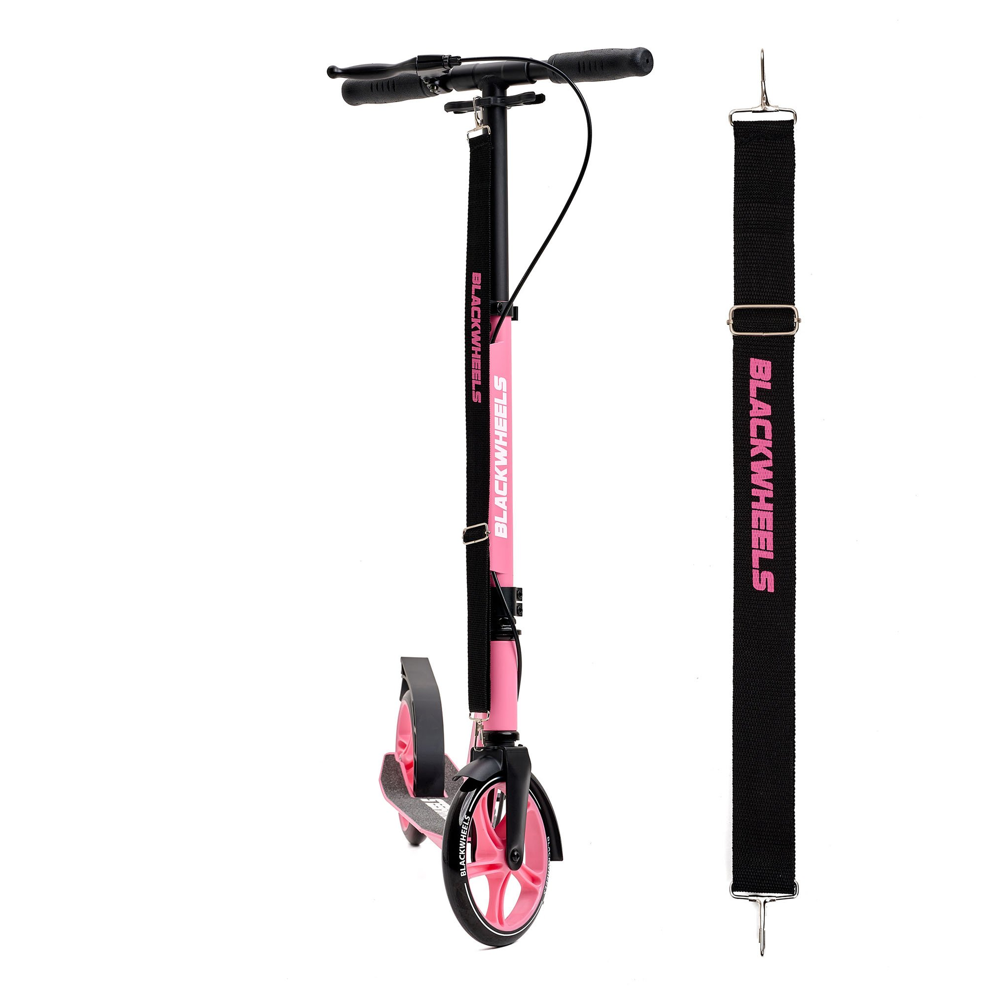 Un patinete rosa con ruedas negras y una correa de transporte negra sobre fondo blanco.