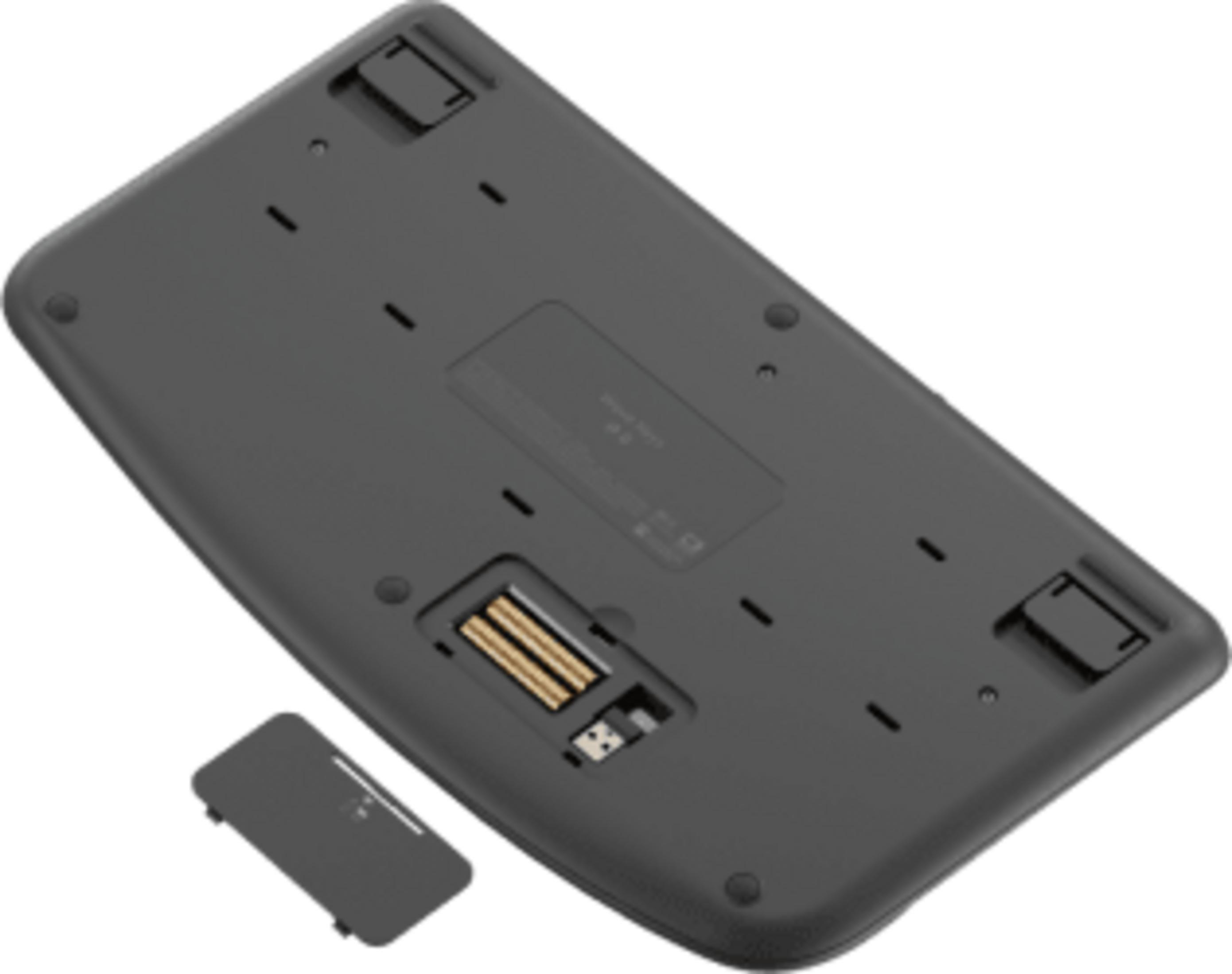 Parte inferiore di un mouse nero con vano batteria aperto e batterie.