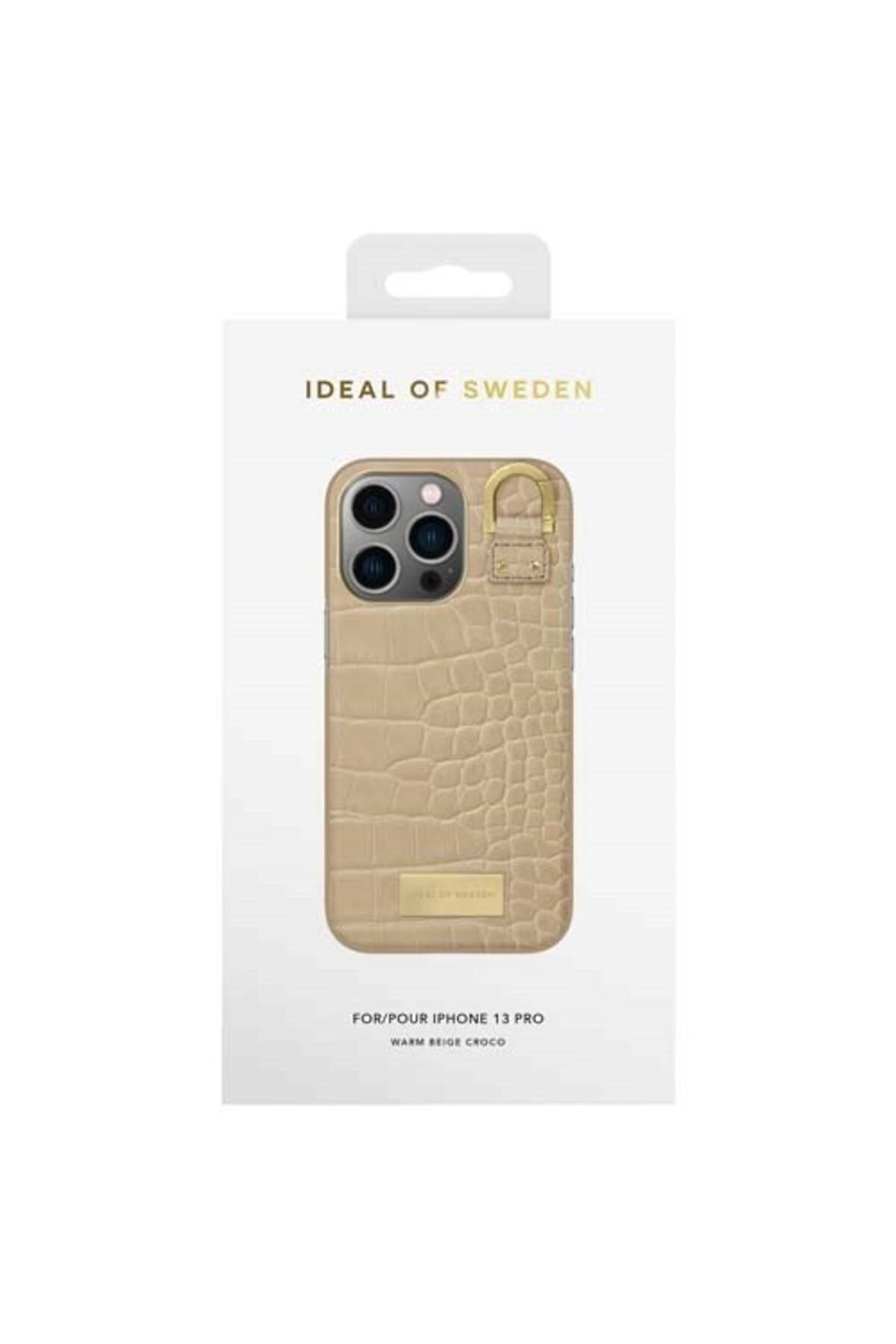 Eine beige Krokodil-iPhone-13-Pro-Hülle von Ideal of Sweden.