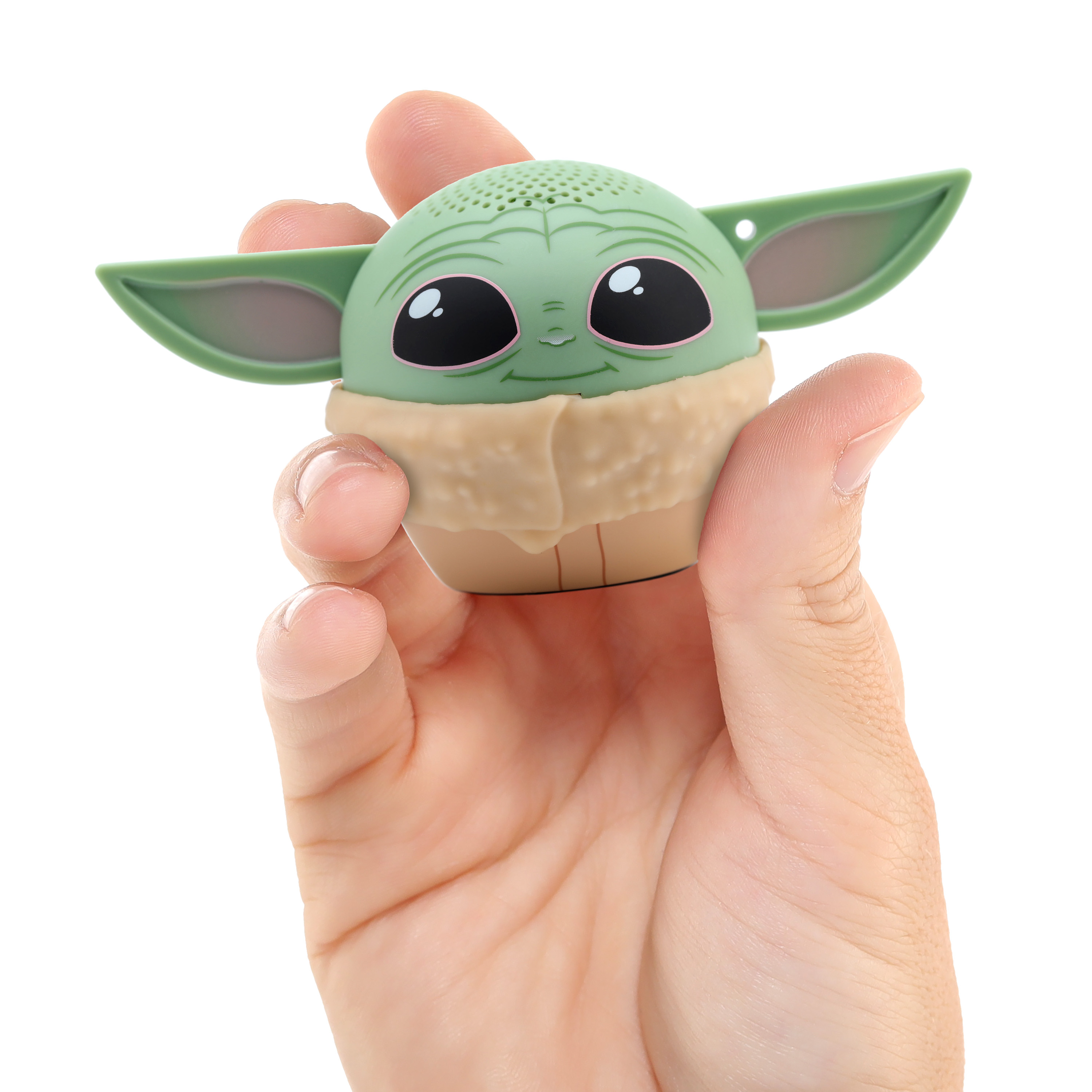 Ein Baby Yoda Lautsprecher, gehalten in einer Hand.