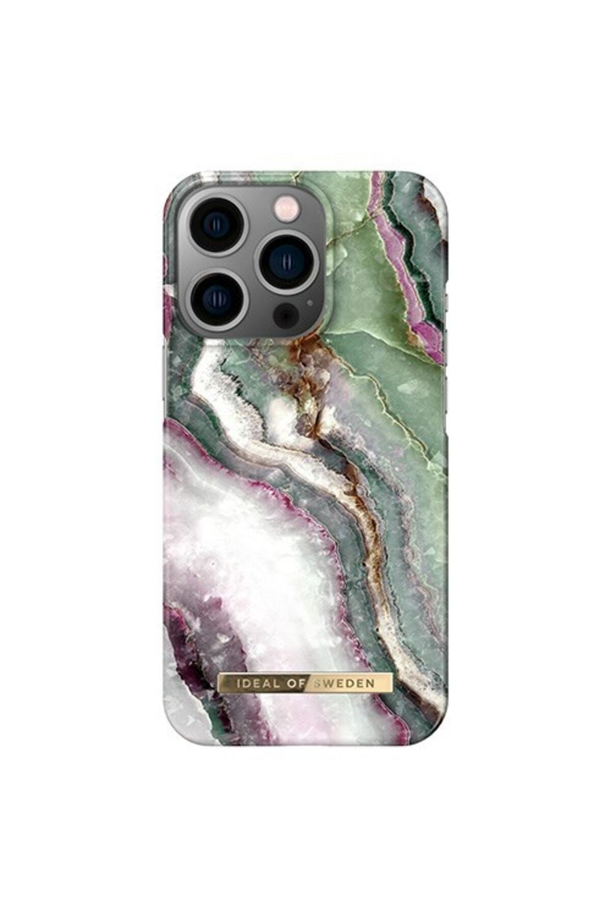 Yeşil, beyaz ve mor mermer desenli bir iPhone kılıfı.