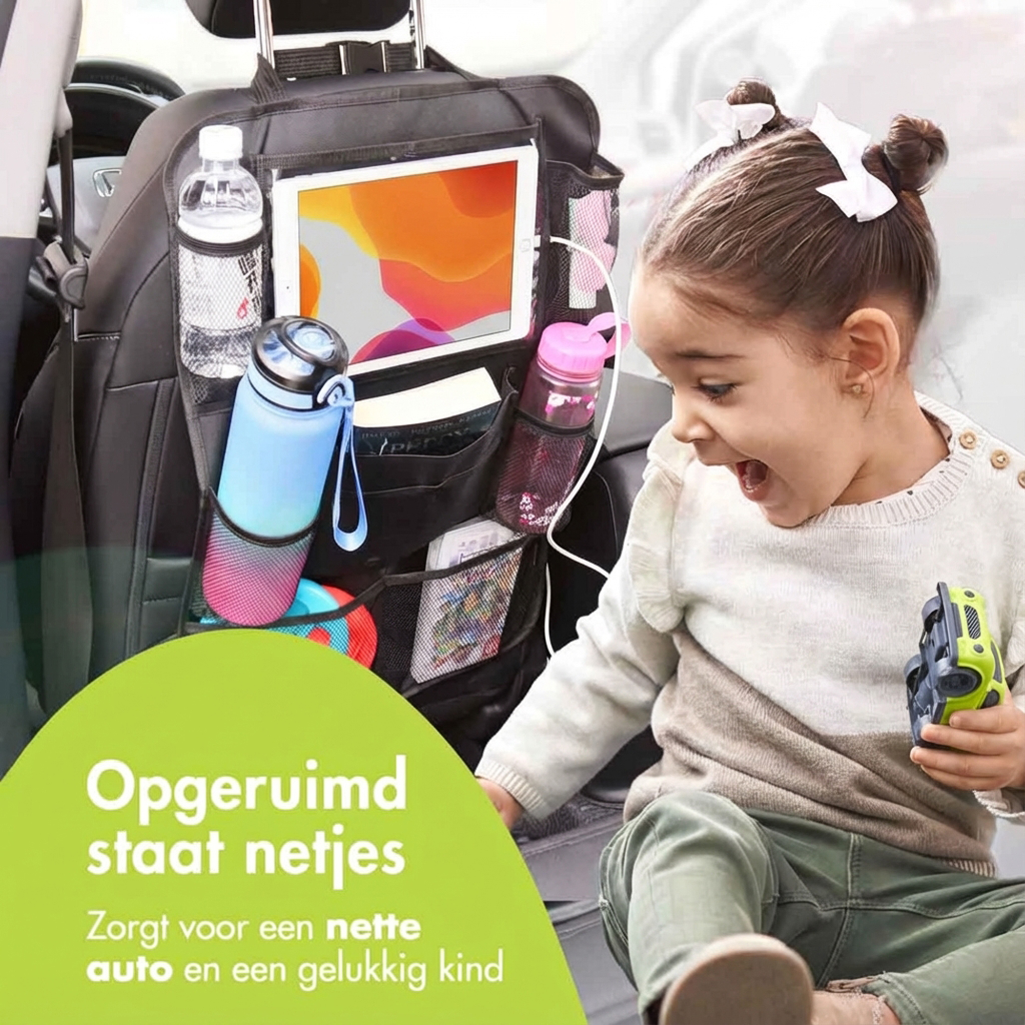 Een meisje met knotjes zit naast een organizer voor autostoelen met flessen.