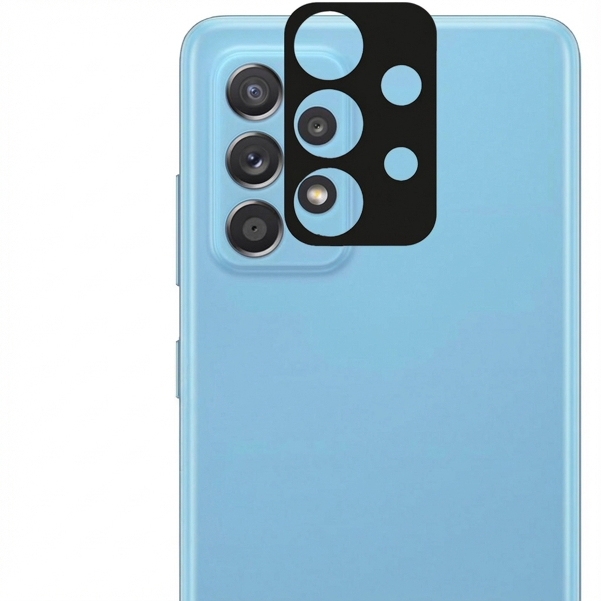 Gros plan de la caméra arrière d'un smartphone bleu clair avec une coque de protection noire sur les objectifs et le flash.