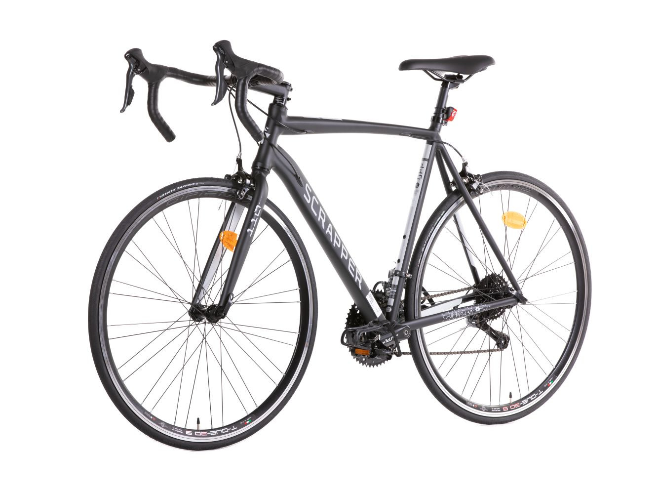 Czarny rower szosowy z srebrnymi akcentami, na białym tle.