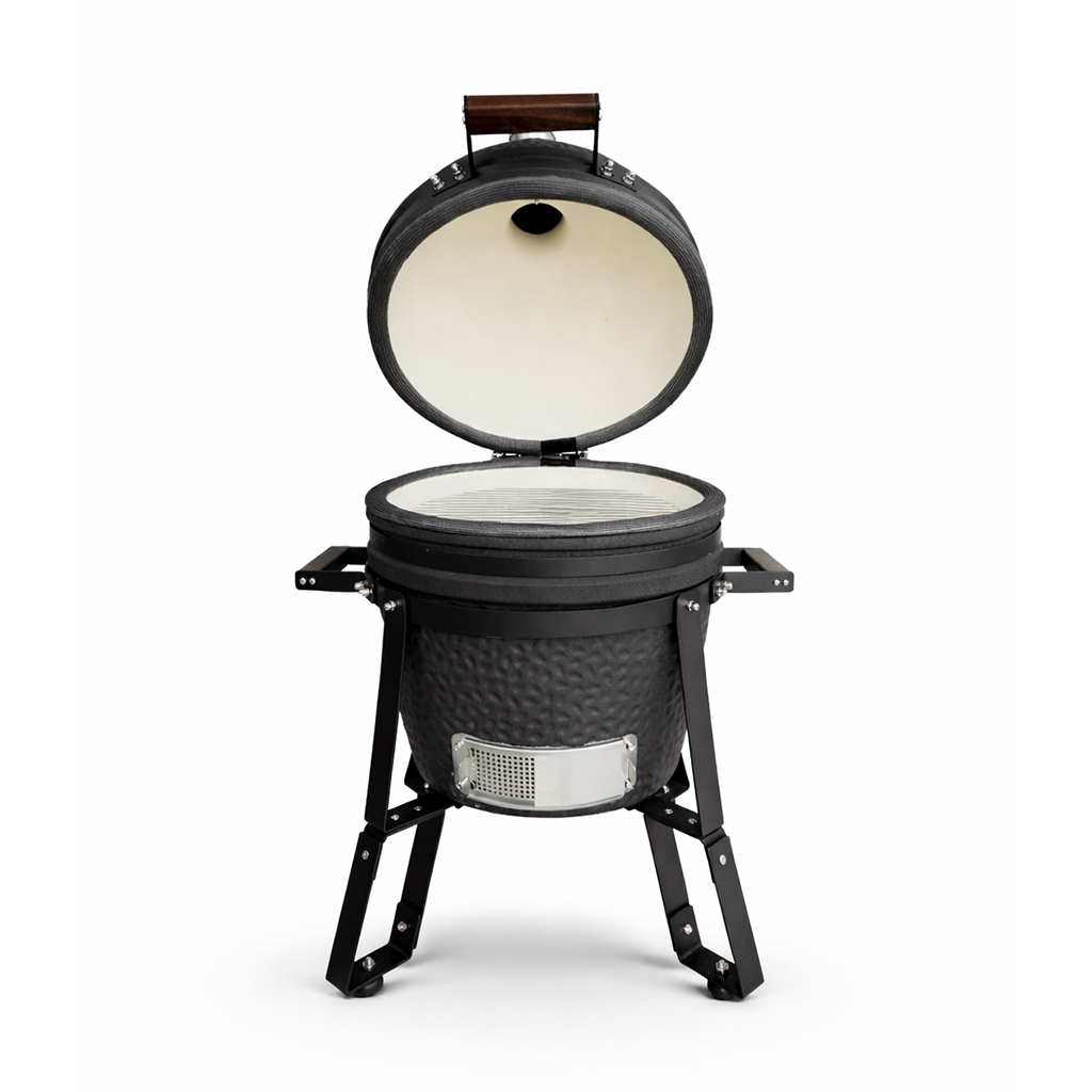 Ein schwarzer Keramik-Kamado-Grill mit geöffnetem Deckel, der ein weißes Inneres und einen Grillrost zeigt, auf weißem Hintergrund.