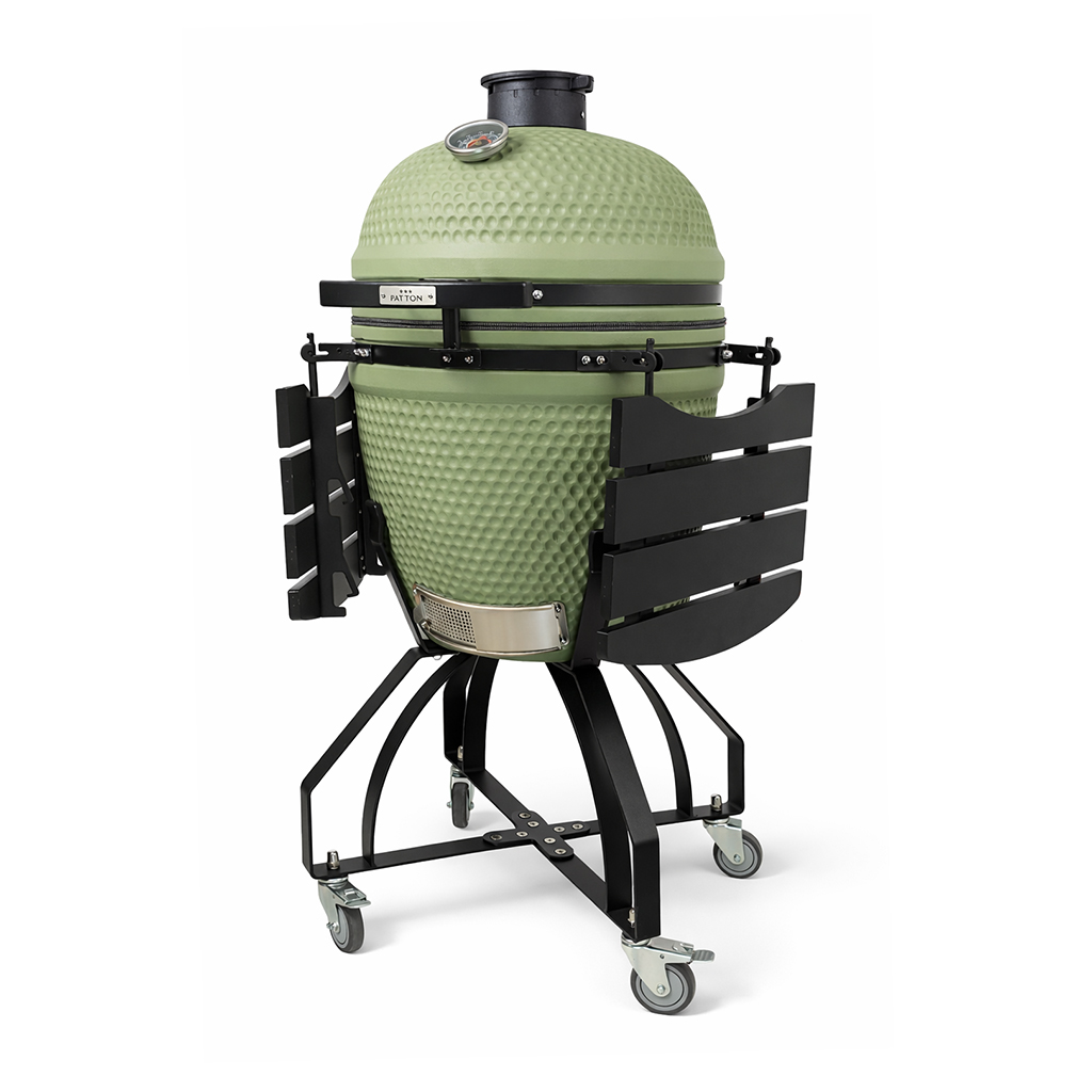 Groene keramische grill met zwart onderstel en zijplanken op wielen.