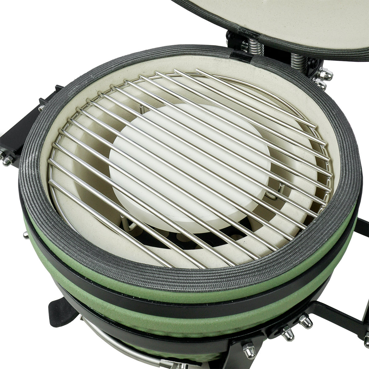 Groene keramische grill met open deksel, metalen rooster en witte middenplaat.