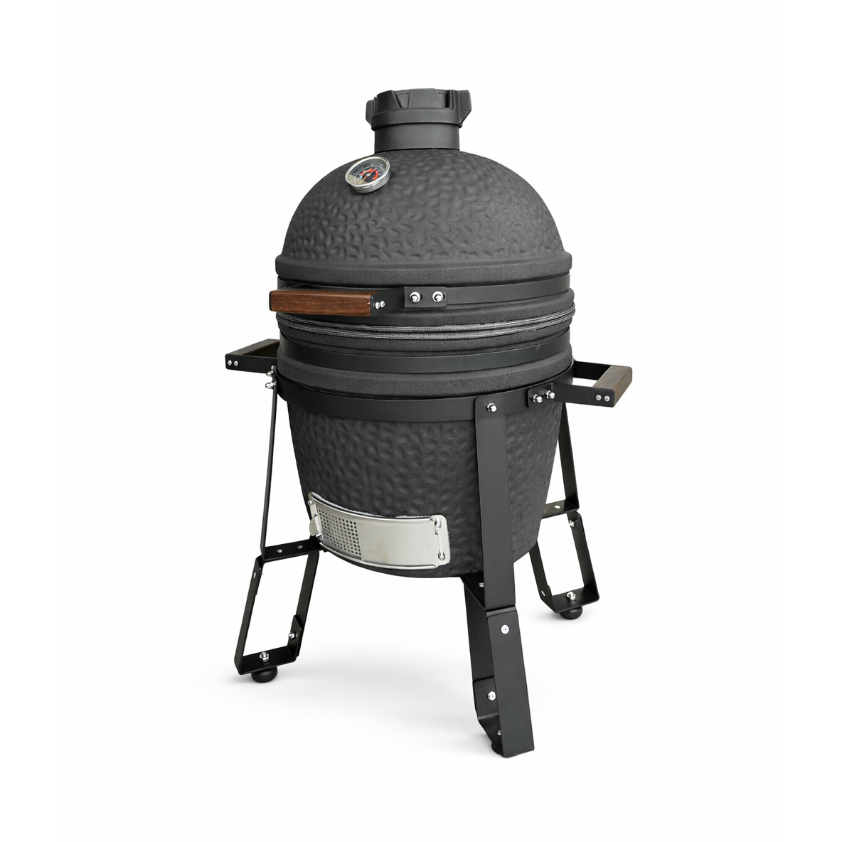 Ein schwarzer Keramikgrill mit Metallgestell und Holzgriffen steht auf weißem Hintergrund.