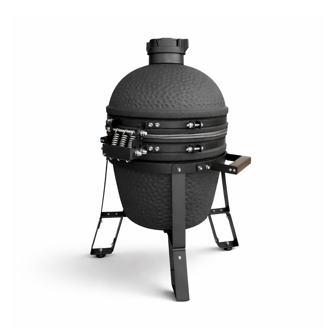 Schwarzer Keramikgrill mit Metallgestell und Holzgriff, auf weißem Hintergrund.