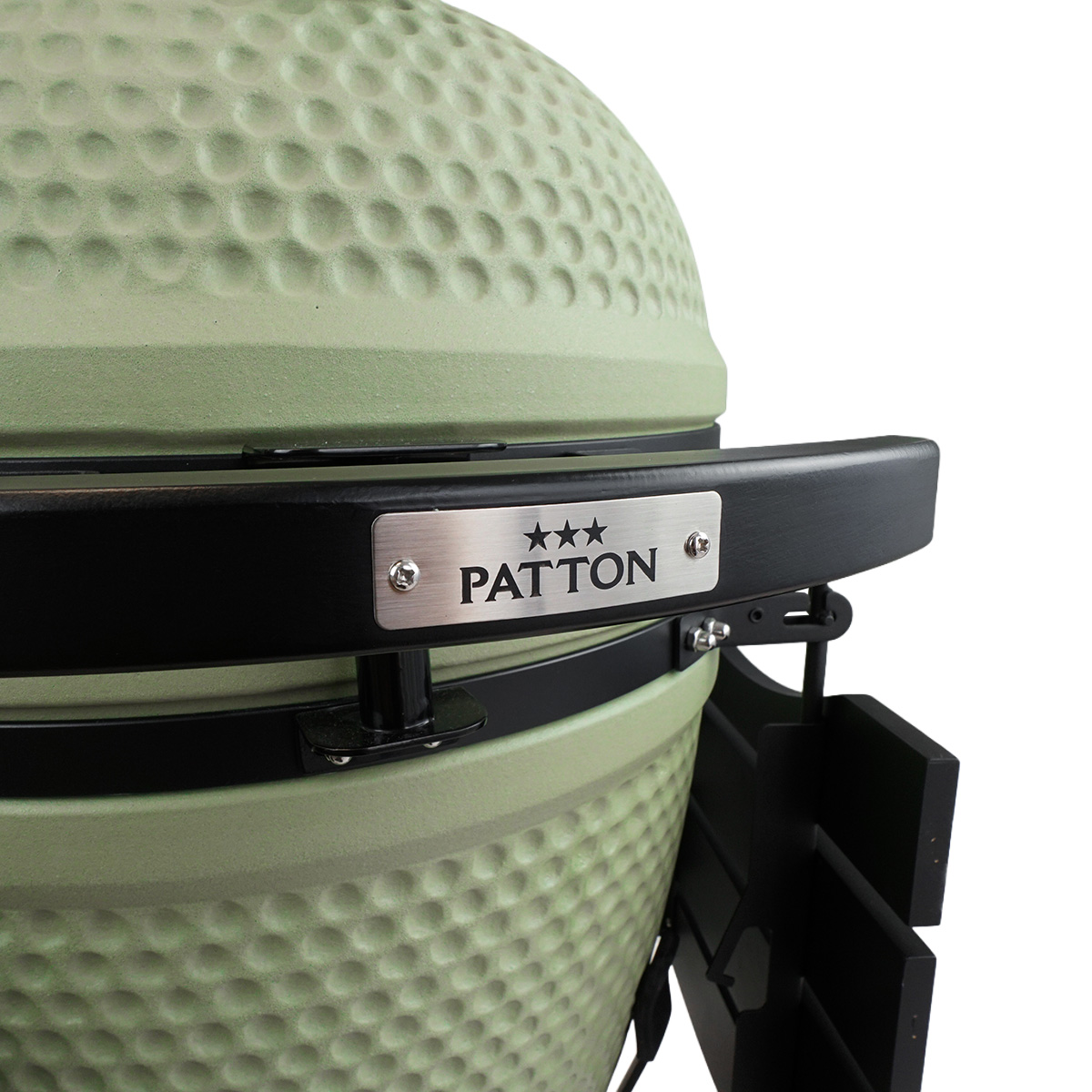 Lichtgroene keramische grill met honingraatpatroon en zilveren Patton logo.
