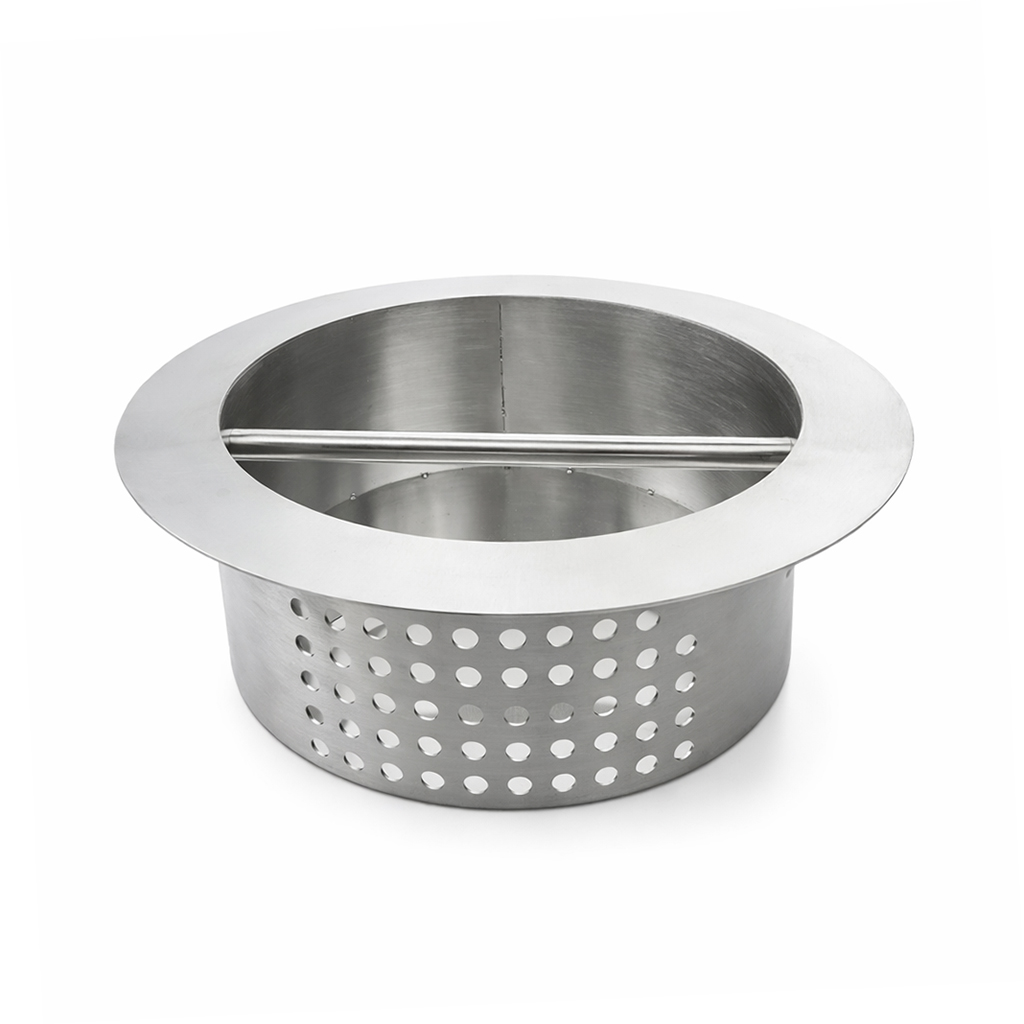 Ein runder, perforierter Metallkorb mit einem Metallgriff im Inneren.