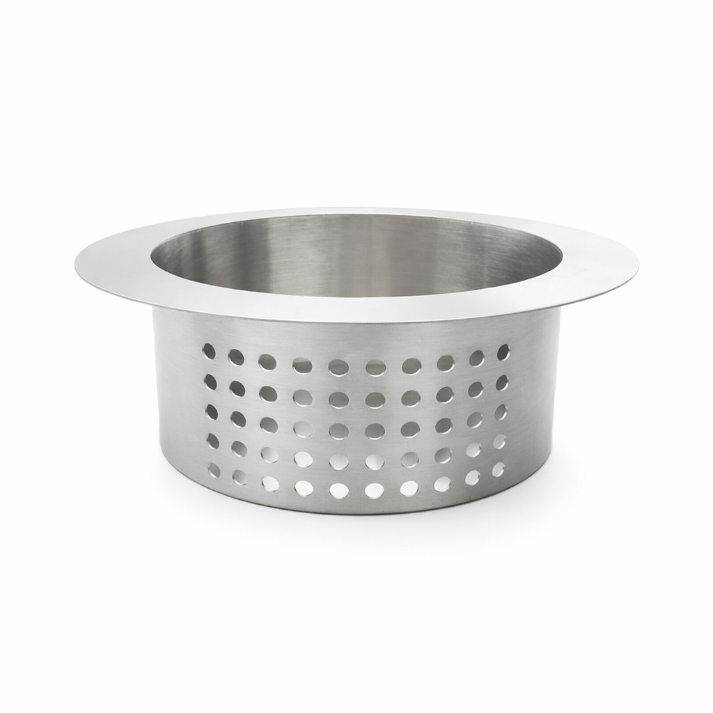 Ein zylindrischer Siebkorb aus gebürstetem Metall mit vielen kleinen Löchern.