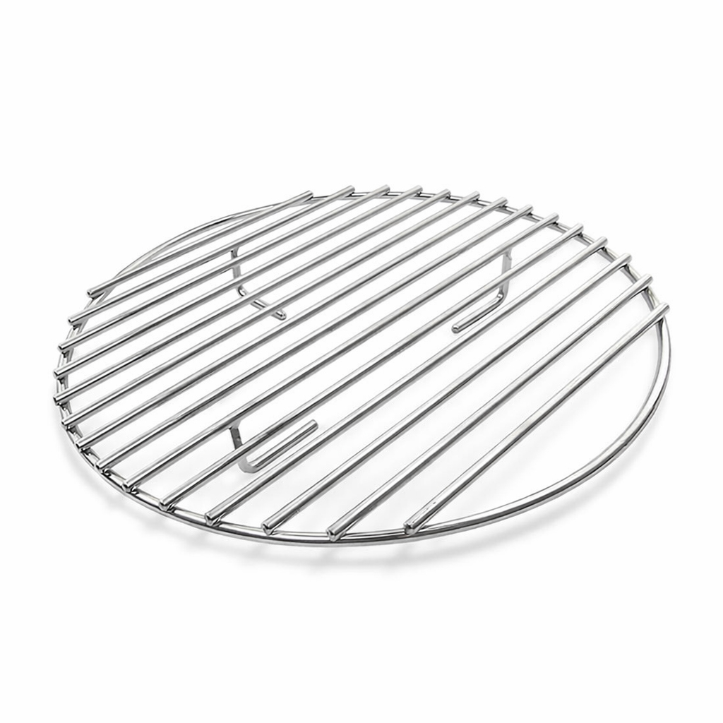 Een rond, zilverkleurig metalen grillrooster met parallelle staven.
