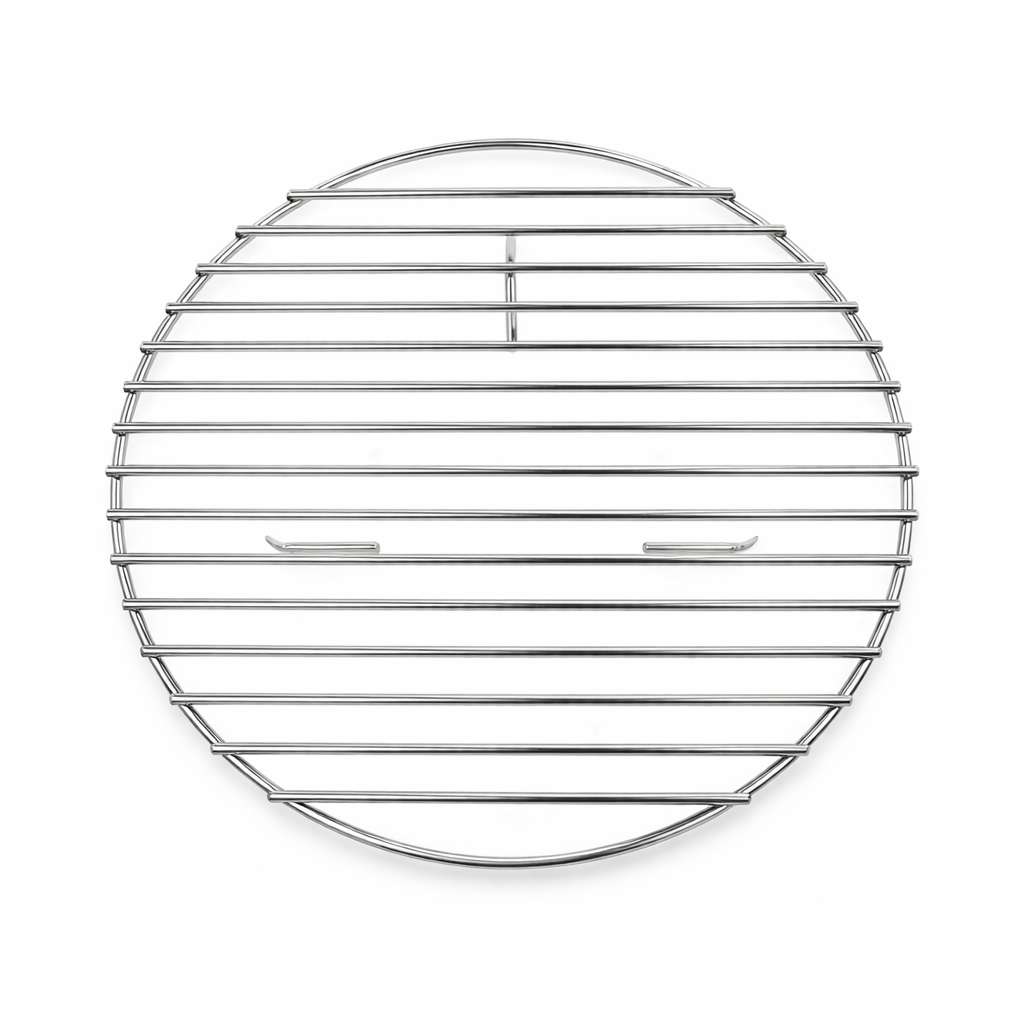 Een rond, zilverkleurig metalen grillrooster met parallelle spijlen en twee kleine gebogen handvatten, geïsoleerd op een witte achtergrond.