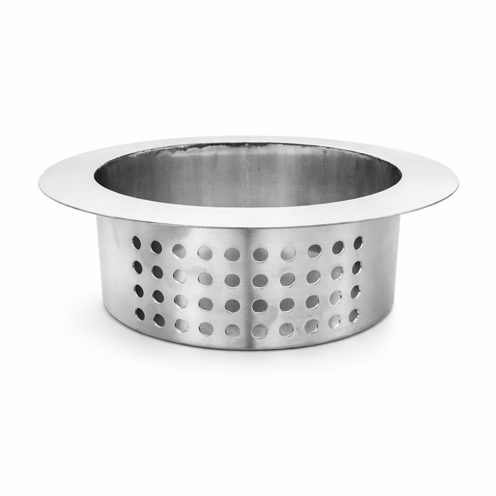 Nahaufnahme eines silbernen Siebs aus Edelstahl mit zahlreichen kleinen Löchern, isoliert auf weißem Hintergrund.