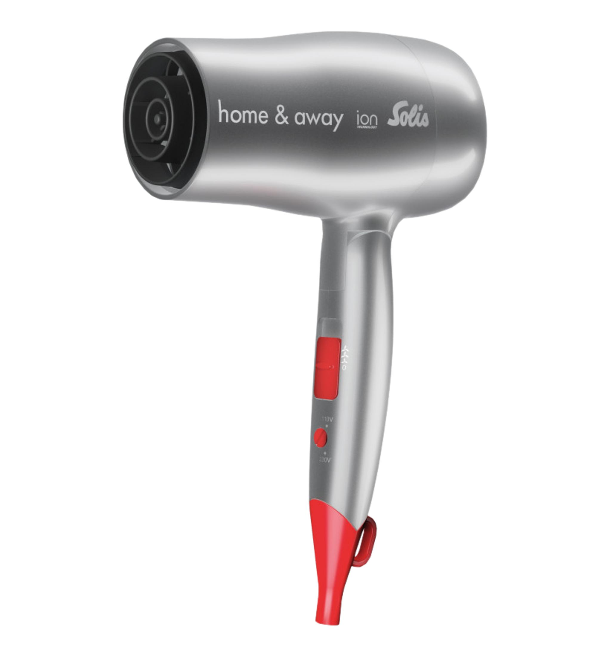 Ein silberner Haartrockner mit rotem Griff und Bedienelementen auf weißem Hintergrund.