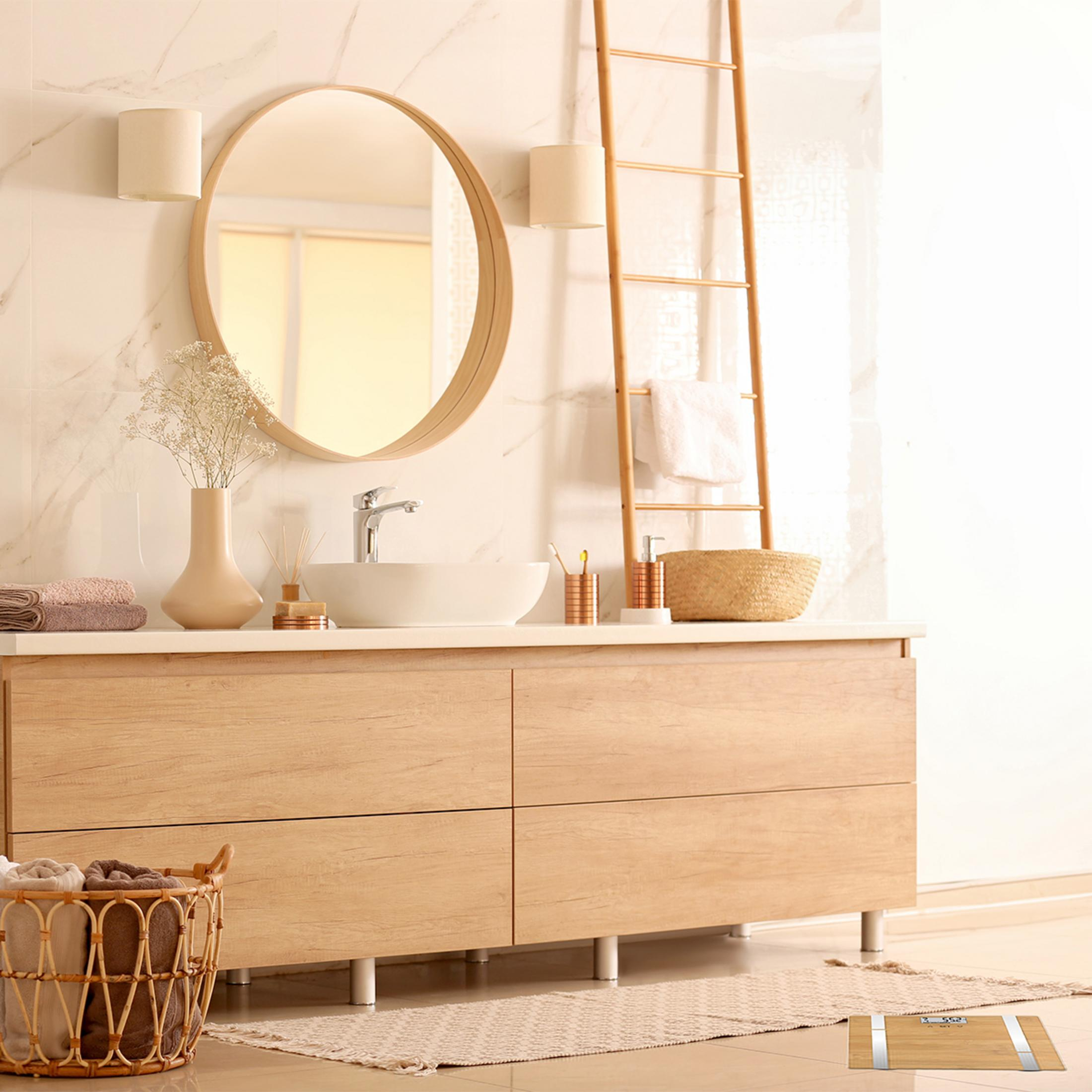 Nowoczesna łazienka z drewnianą szafką pod umywalkę, lustrem, drabiną i wagą.