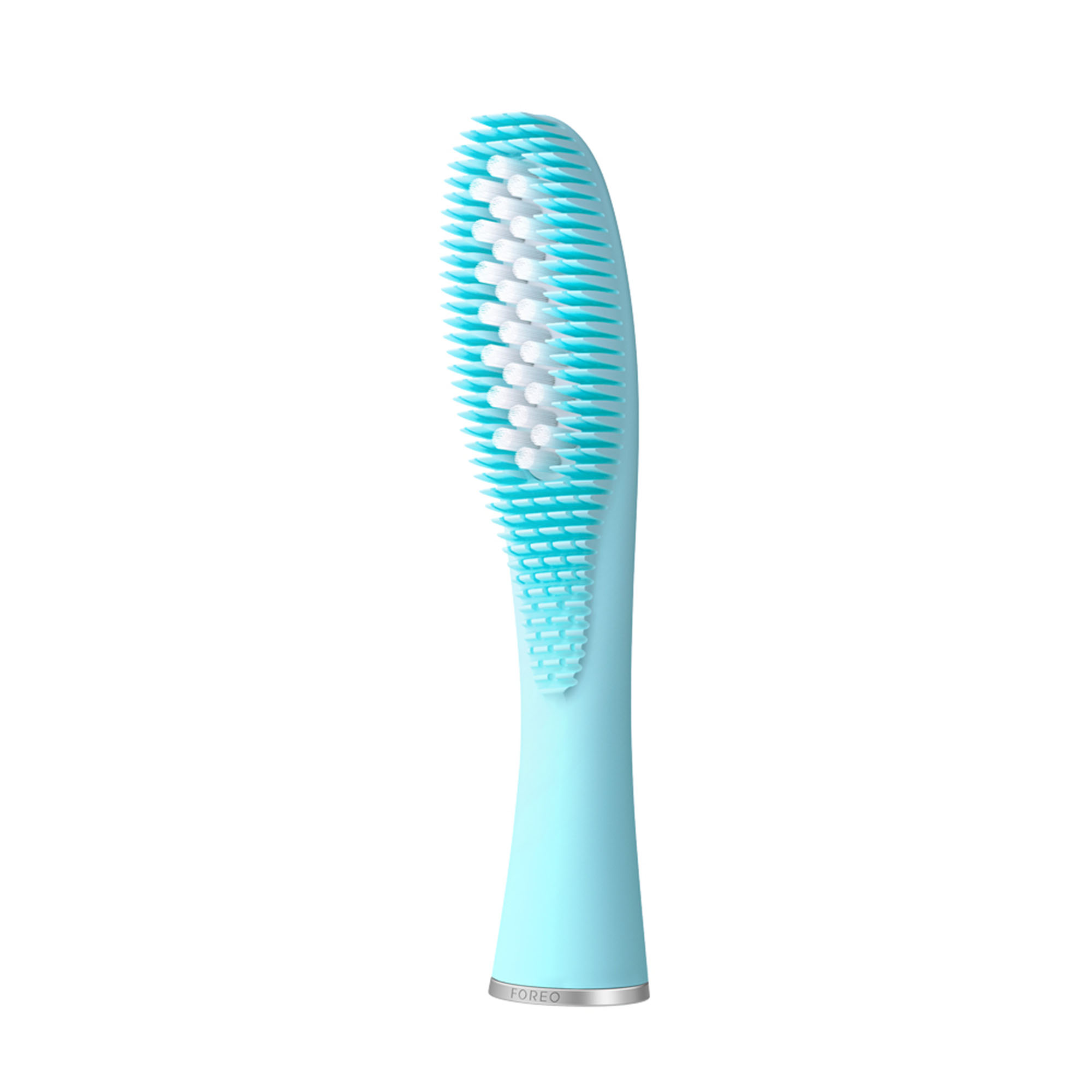 Un cabezal de cepillo de dientes de silicona azul claro con cerdas blancas y azules claras, con una base plateada con el texto 'FOREO'.