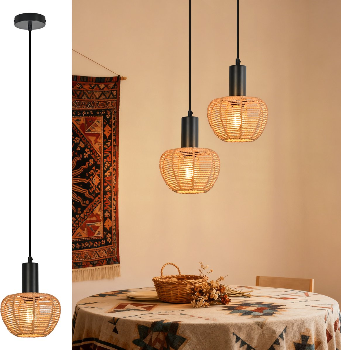 Due lampade a sospensione in rattan intrecciato pendono su un tavolo con cestino e fiori secchi.