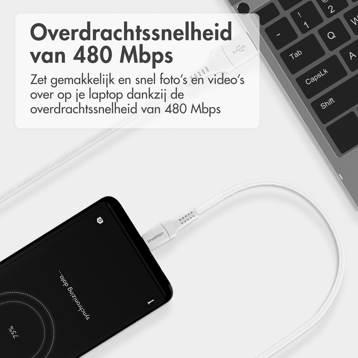 Un câble USB blanc connecte un smartphone noir affichant "synchronizing data... 75%" à un ordinateur portable, avec du texte sur la vitesse de transfert de 480 Mbps.