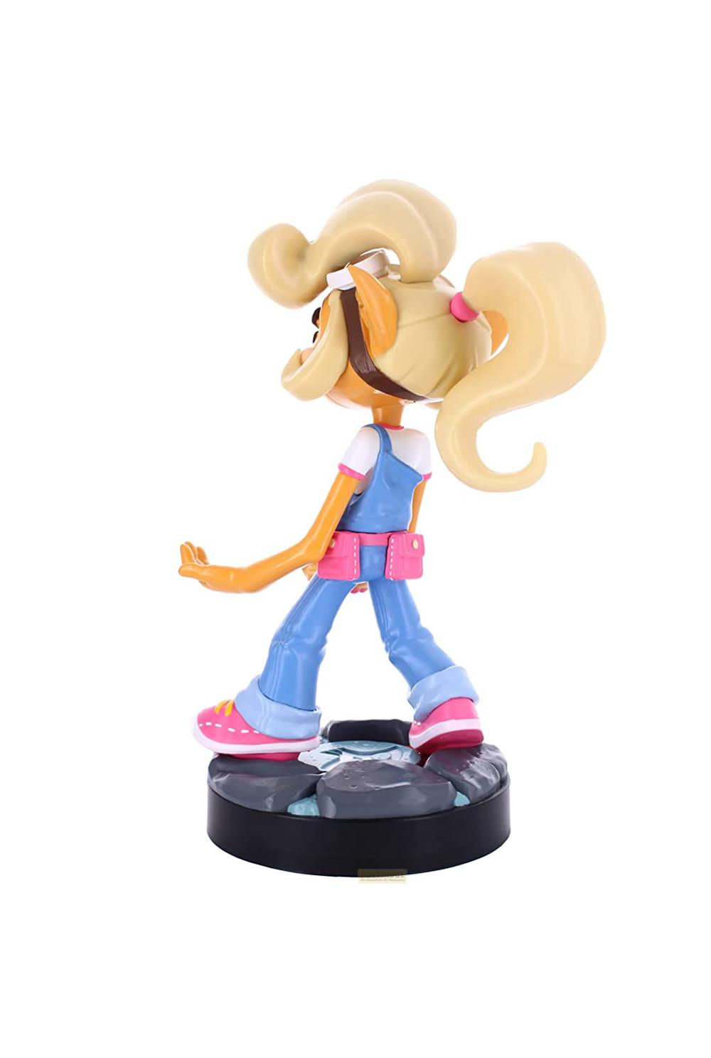 Una statuetta di Coco Bandicoot, vista da dietro, con salopette blu, sneakers rosa e cintura portautensili rosa.