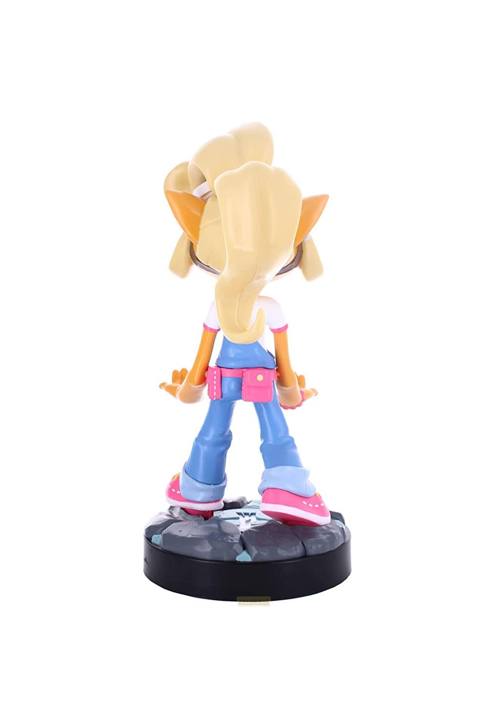 Una figura con capelli biondi, tuta blu, maglietta bianca e scarpe rosa.