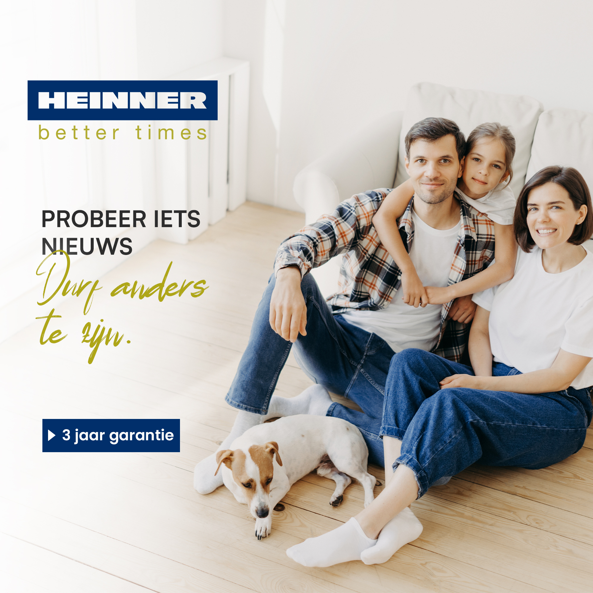 Familie sitzt auf dem Boden mit Hund. Text mit Logo und Garantie.