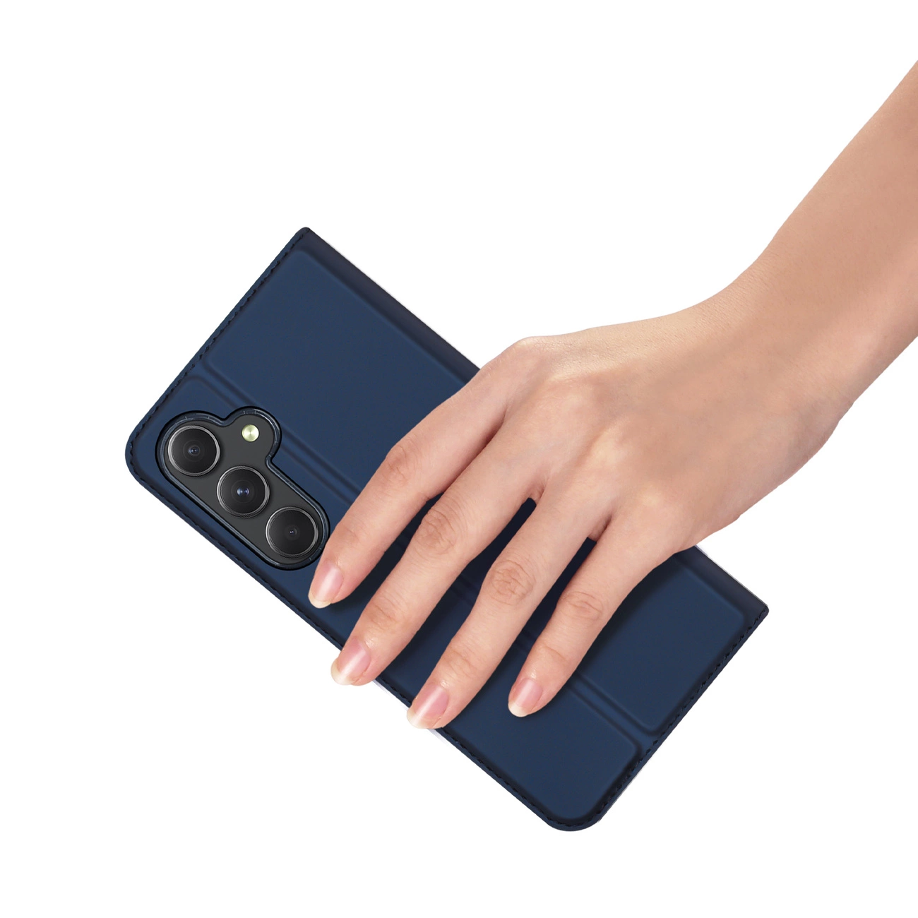 Eine Hand hält ein dunkelblaues Handycover mit drei Kameralinsen.