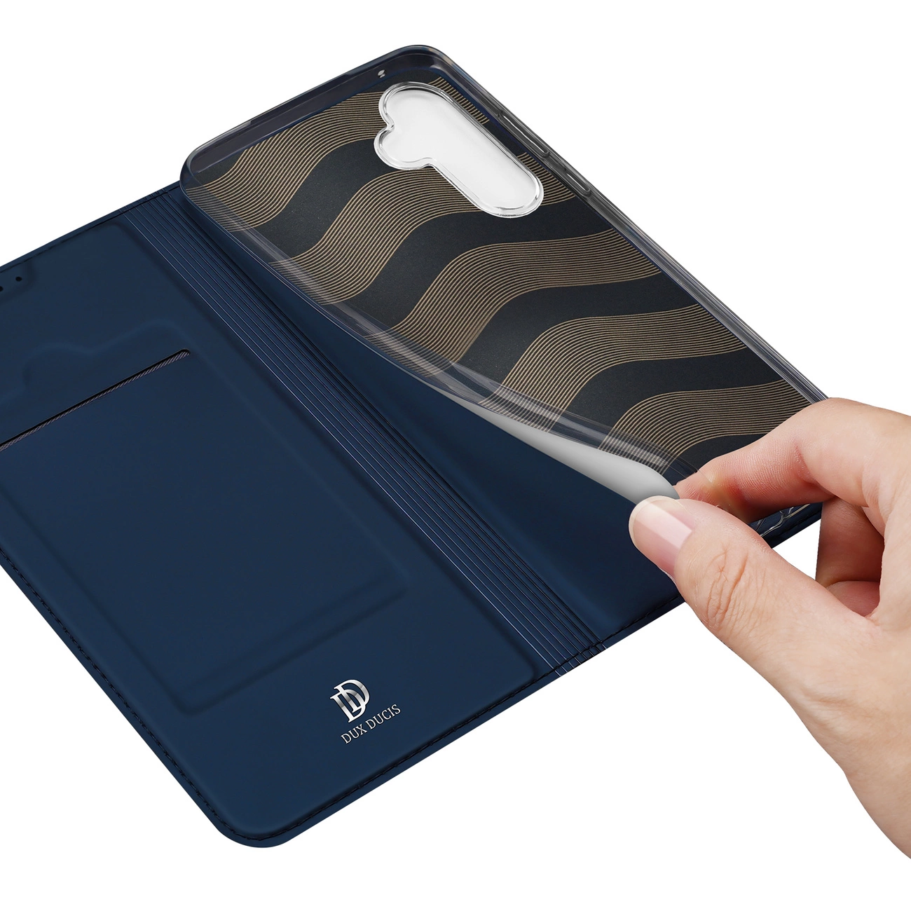 Dunkelblaue Handyhülle mit Wellenmuster und einer Hand, die sie anbringt.