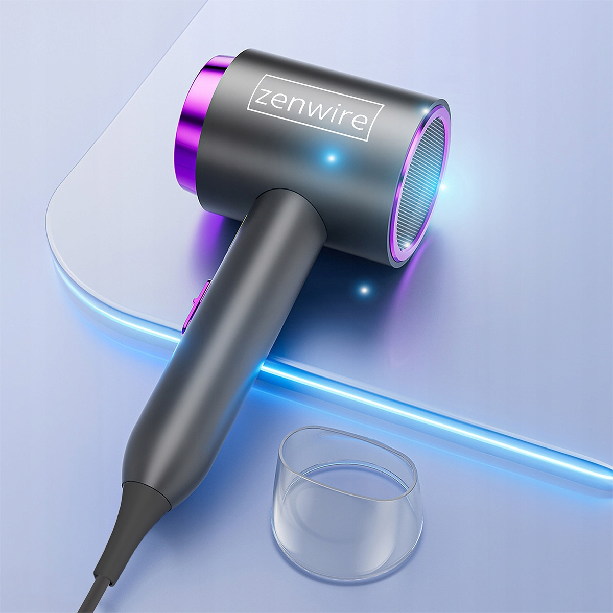 Szara suszarka "zenwire" z fioletowymi akcentami i przezroczystą dyszą na odblaskowej powierzchni z niebieskim światłem.