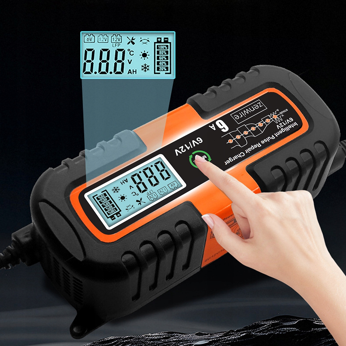 Palec naciska przycisk pomarańczowo-czarnej ładowarki akumulatorowej z cyfrowym wyświetlaczem.