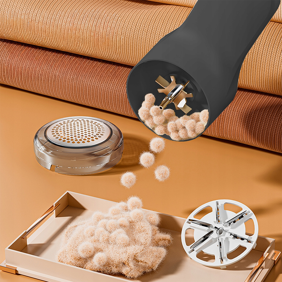 Golarka do tkanin zbiera kłaczki w pojemniku. Kłaczki na tacy. Tkanina w tle.