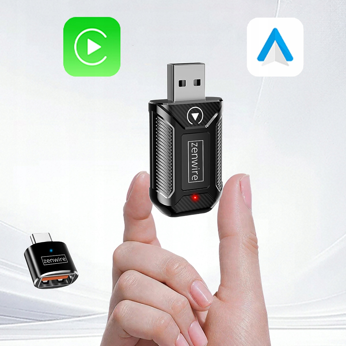 Dłoń trzyma czarny adapter USB Zenwire. W pobliżu znajduje się mniejszy adapter. Pojawiają się ikony Apple CarPlay i Android Auto.