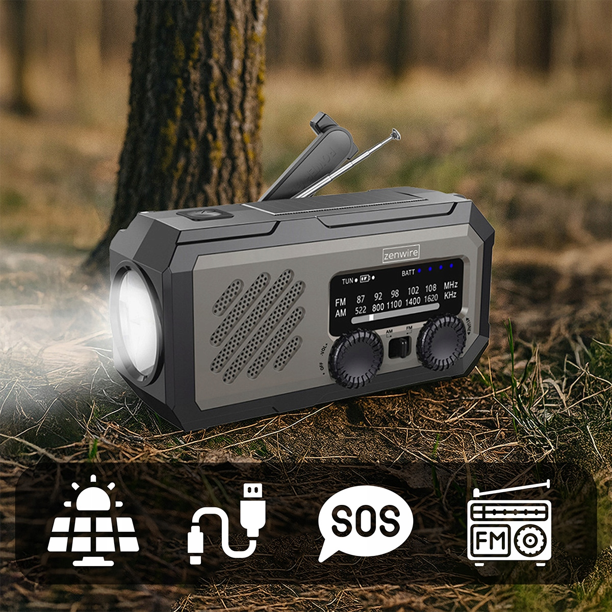 Radio awaryjne z latarką, panelem słonecznym, USB i funkcją SOS w lesie.