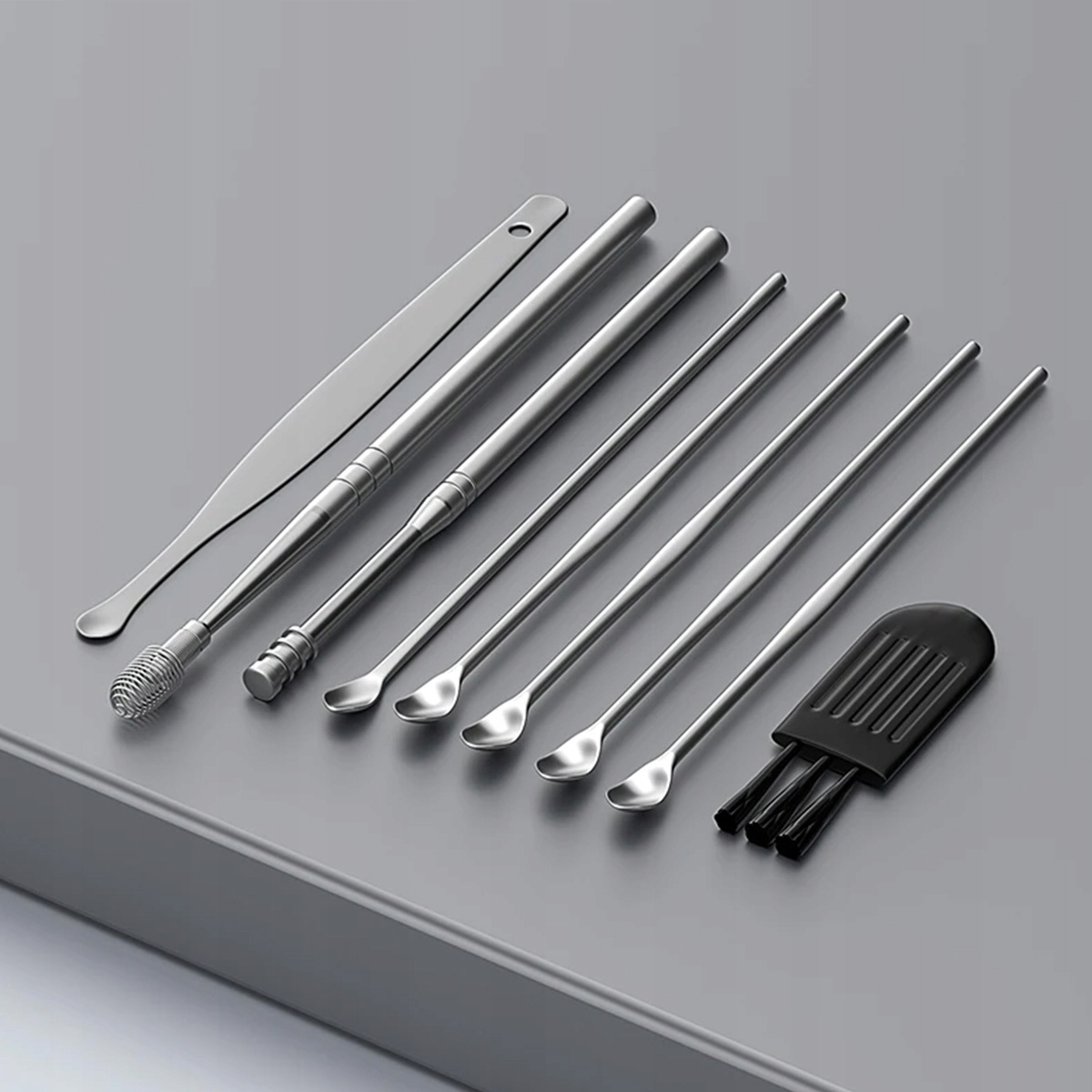 Zestaw stalowych narzędzi do czyszczenia uszu z pędzelkiem.