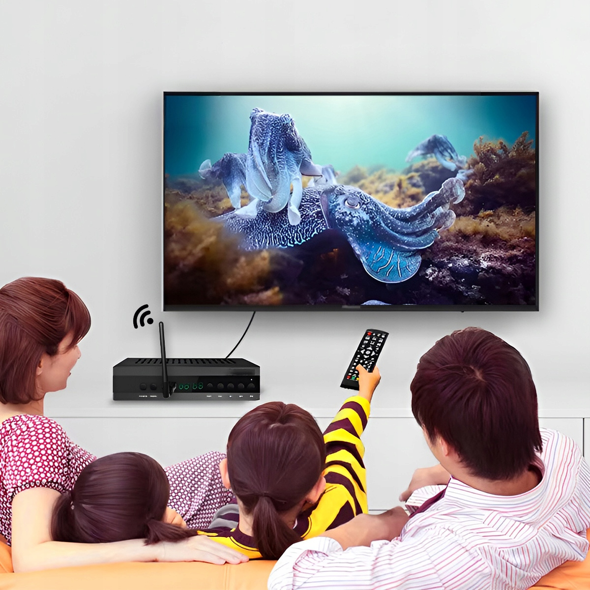 Rodzina ogląda film o oceanie w telewizji.