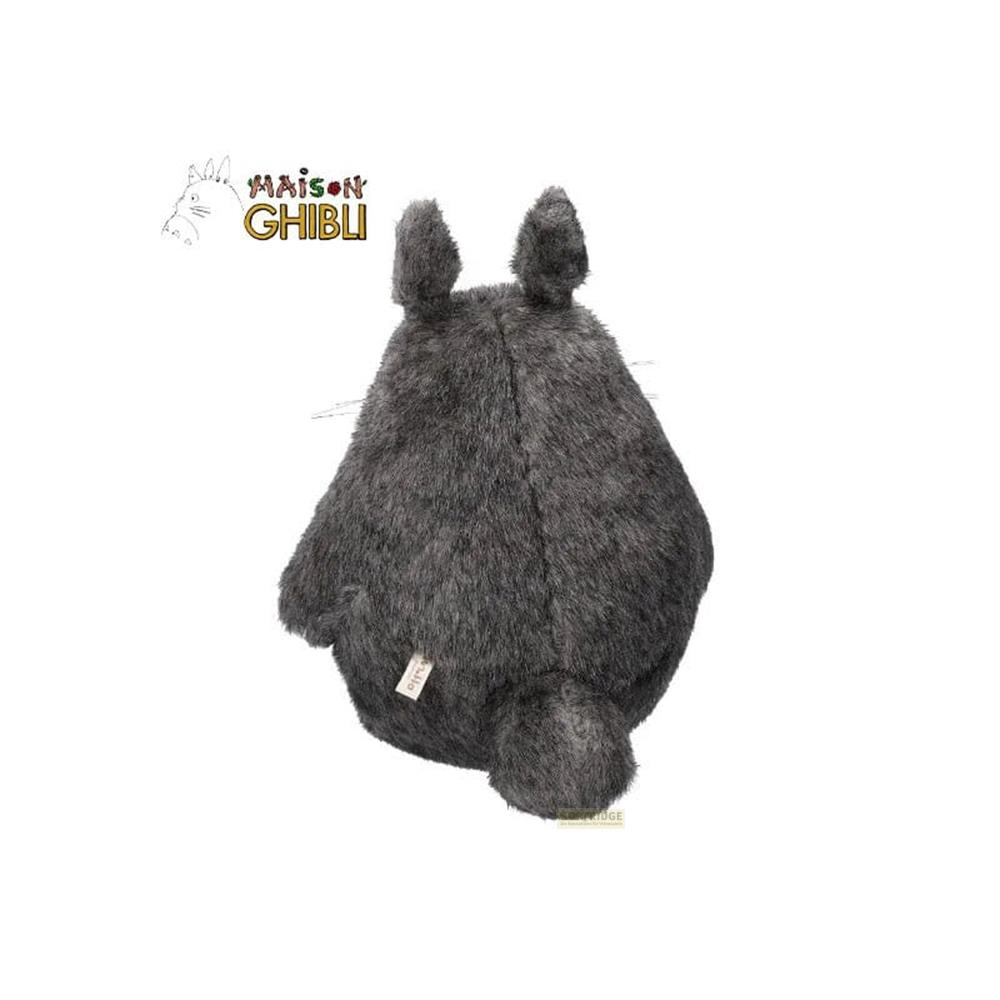 Peluche grigio di Totoro visto da dietro, con orecchie e coda.