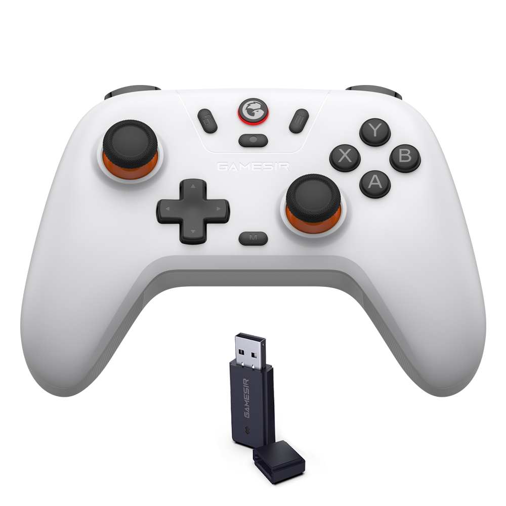 Un controller di gioco bianco con stick neri e anelli arancioni, con un dongle accanto.