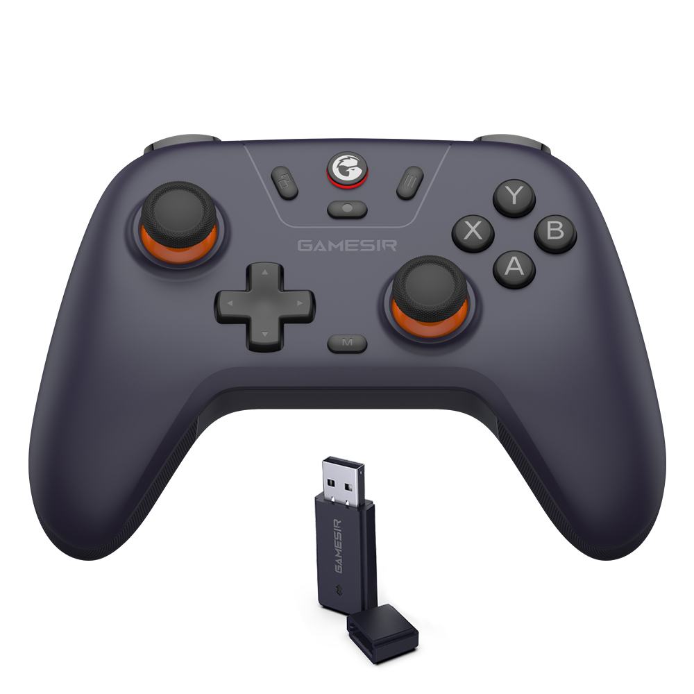 Manette de jeu gris foncé avec accents orange et un dongle USB.