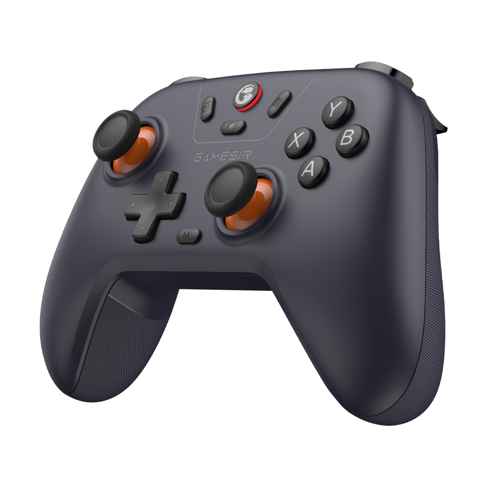 Manette de jeu gris foncé avec accents orange et joysticks noirs.