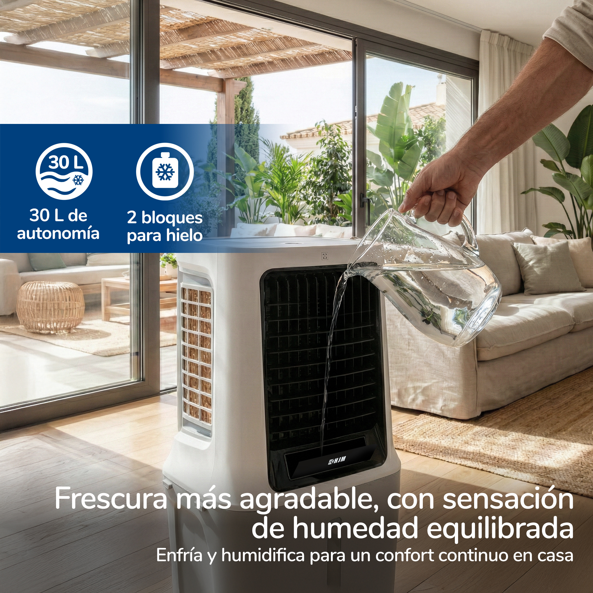 Un hombre vierte agua en un enfriador de aire blanco. Un sofá está al fondo.