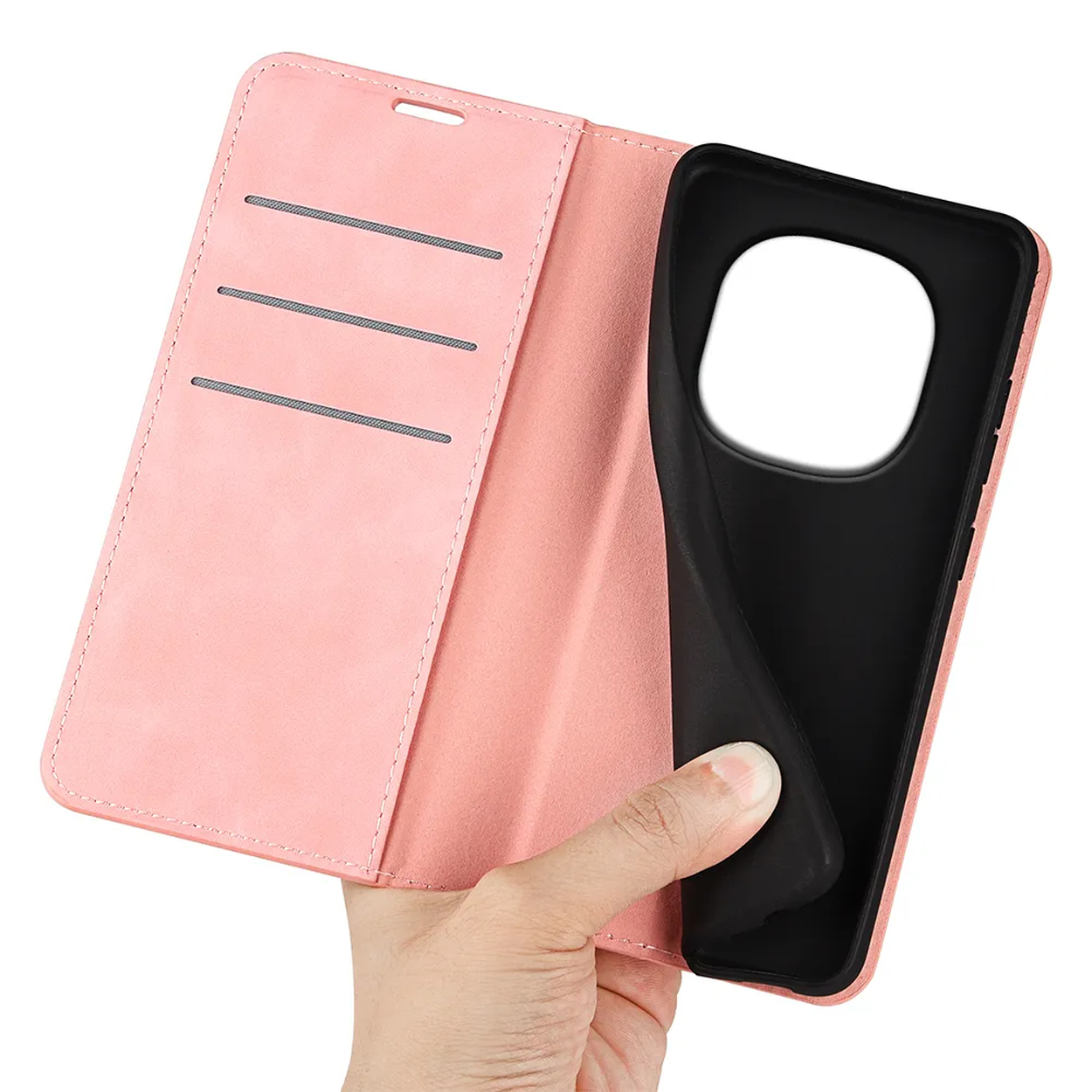 Une main tient un étui de téléphone rose. À l'intérieur, trois fentes pour cartes.