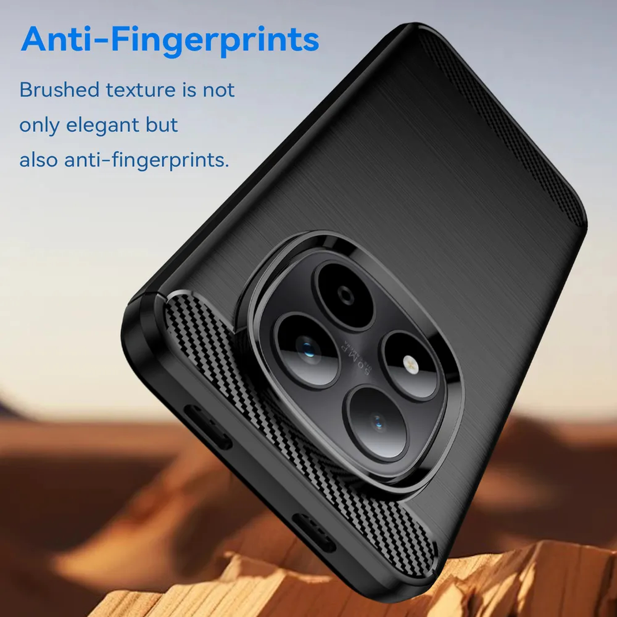 Zwarte telefoonhoes met geborstelde textuur en vier-camera module.