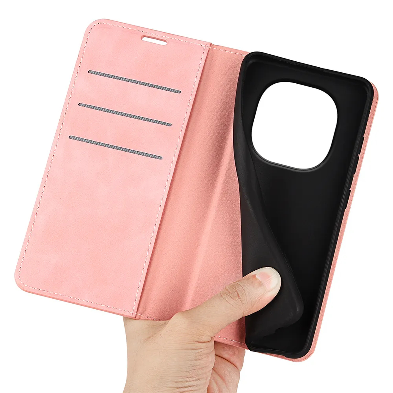 Une main tient un étui de téléphone rose. L'étui a des fentes pour cartes.