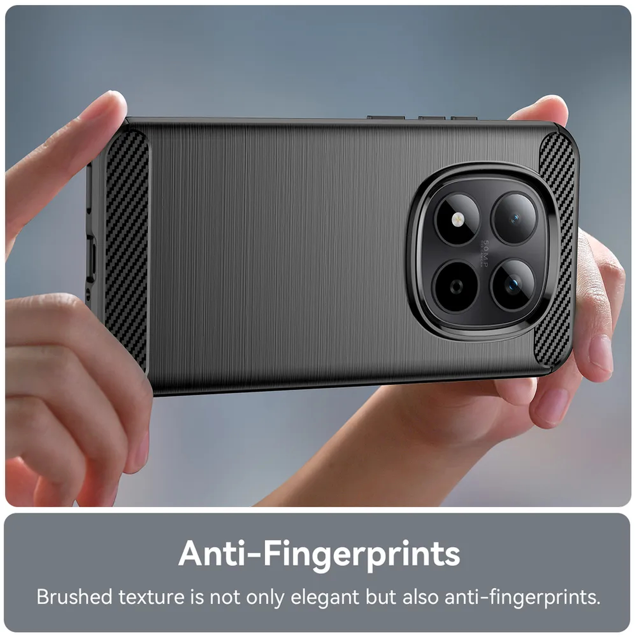 Grijze telefoonhoes met geborstelde textuur en vierdubbele camera.
