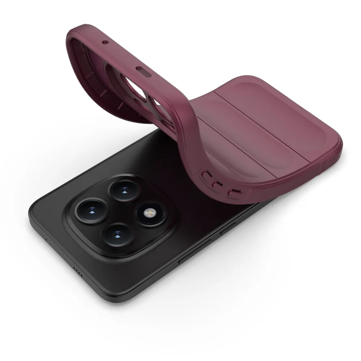 Een wijnrode telefoonhoes wordt over een zwarte smartphone met vier camera's gelegd.
