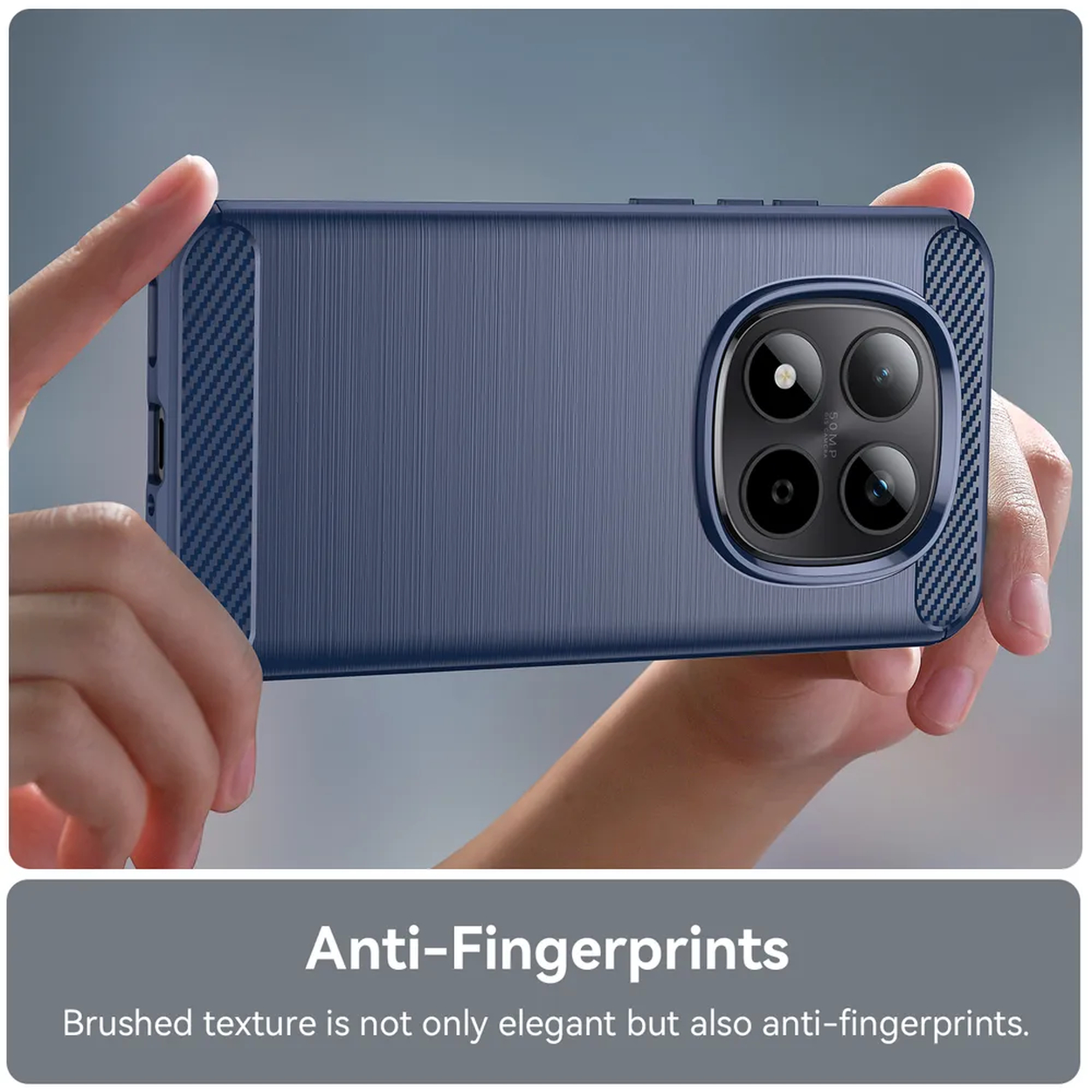 Une personne tient un téléphone bleu à texture brossée et module caméra.
