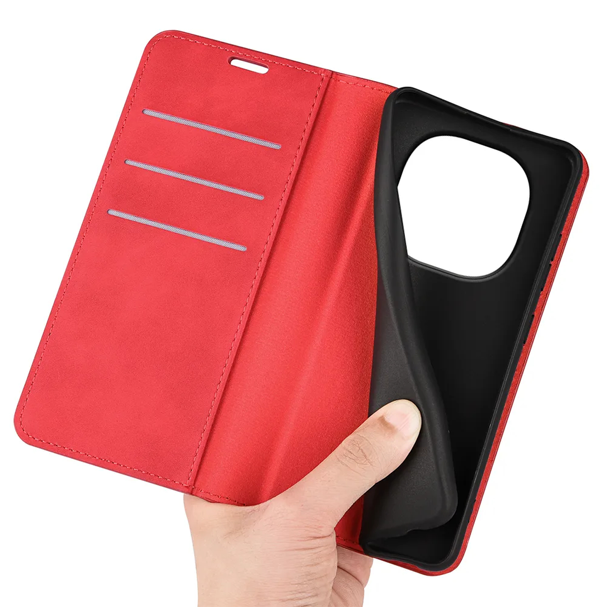 Étui rouge à rabat pour téléphone avec fentes pour cartes et support noir, tenu par une main.