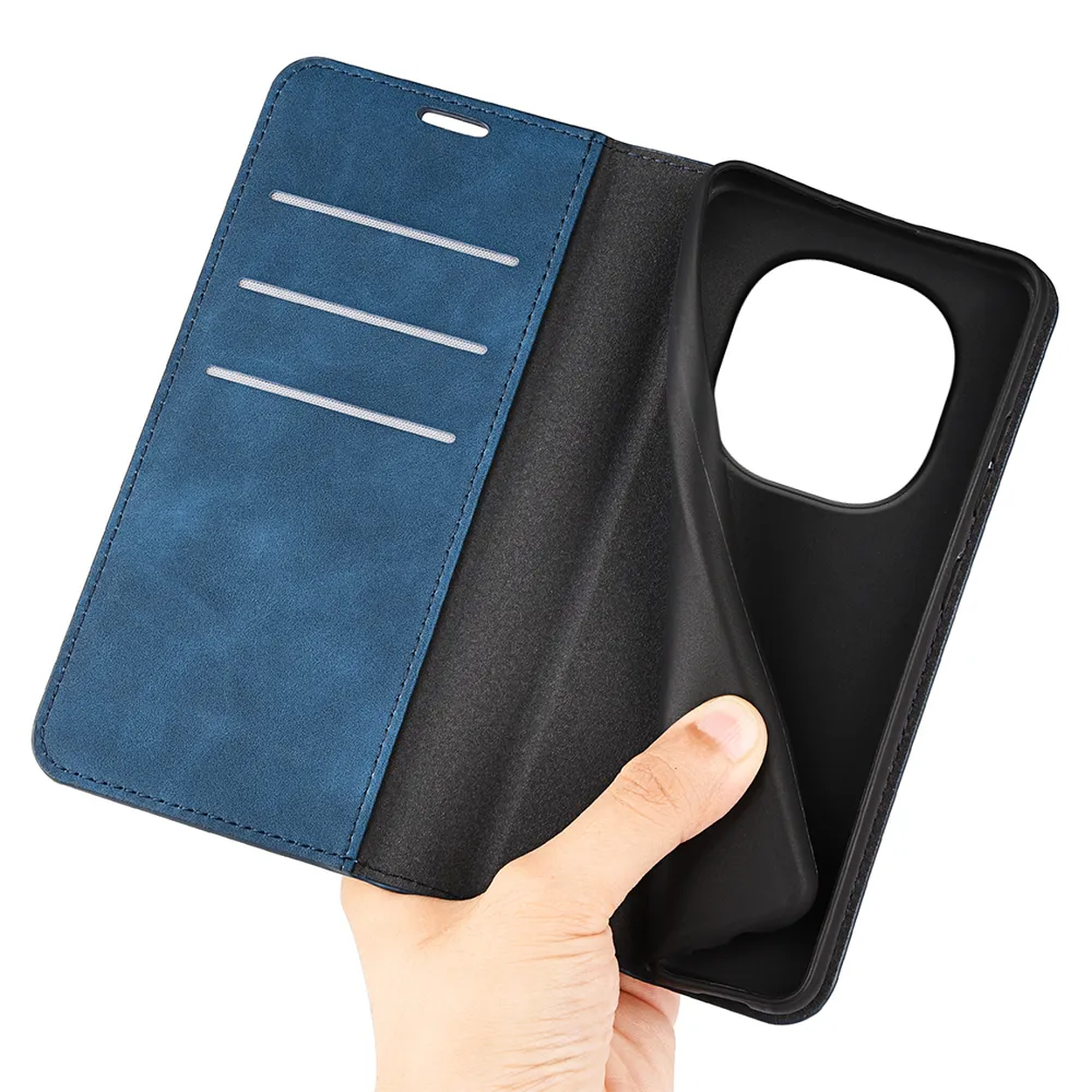 Étui de téléphone bleu avec trois fentes pour cartes et intérieur noir tenu par une main.