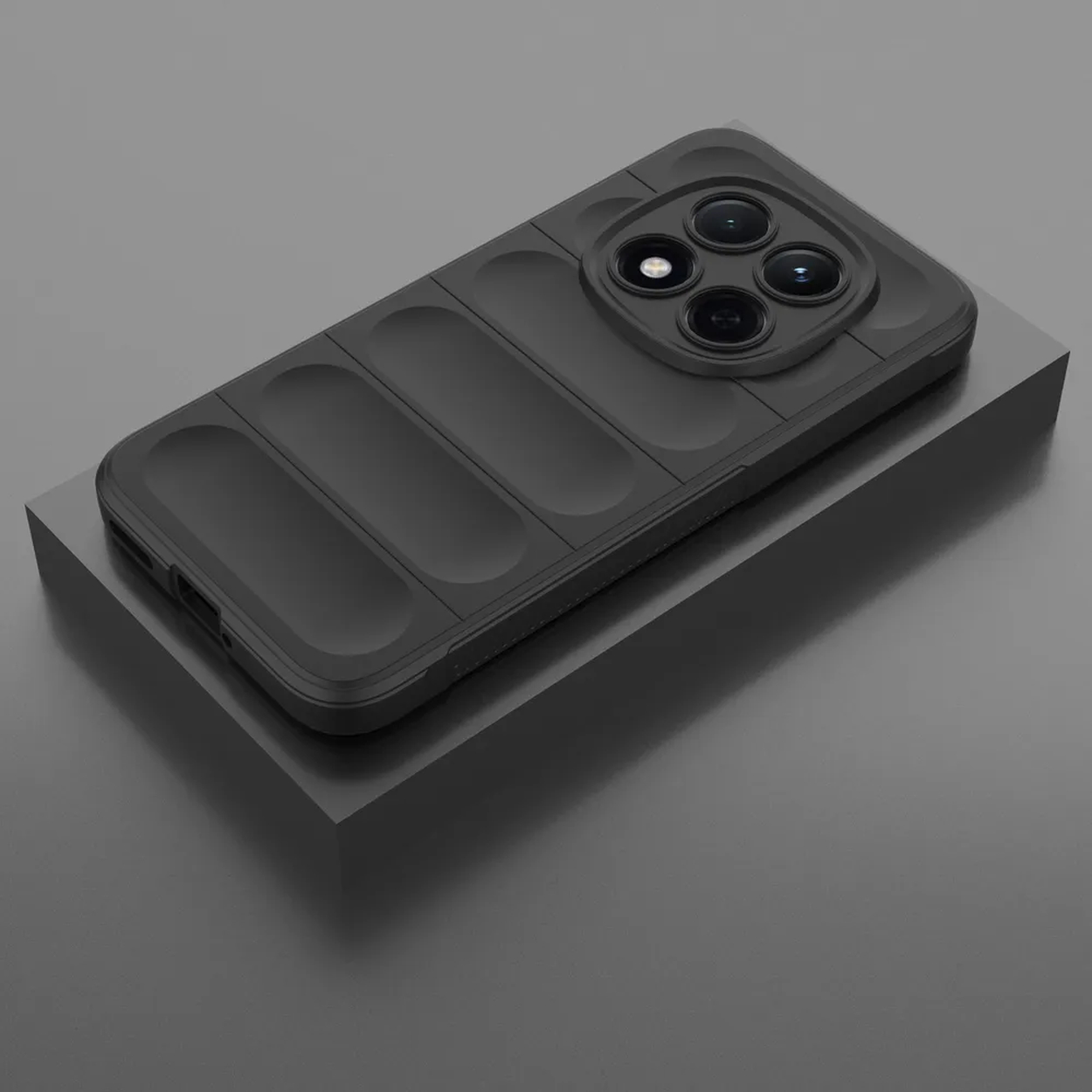 Coque de téléphone noire avec quatre caméras sur un piédestal gris.